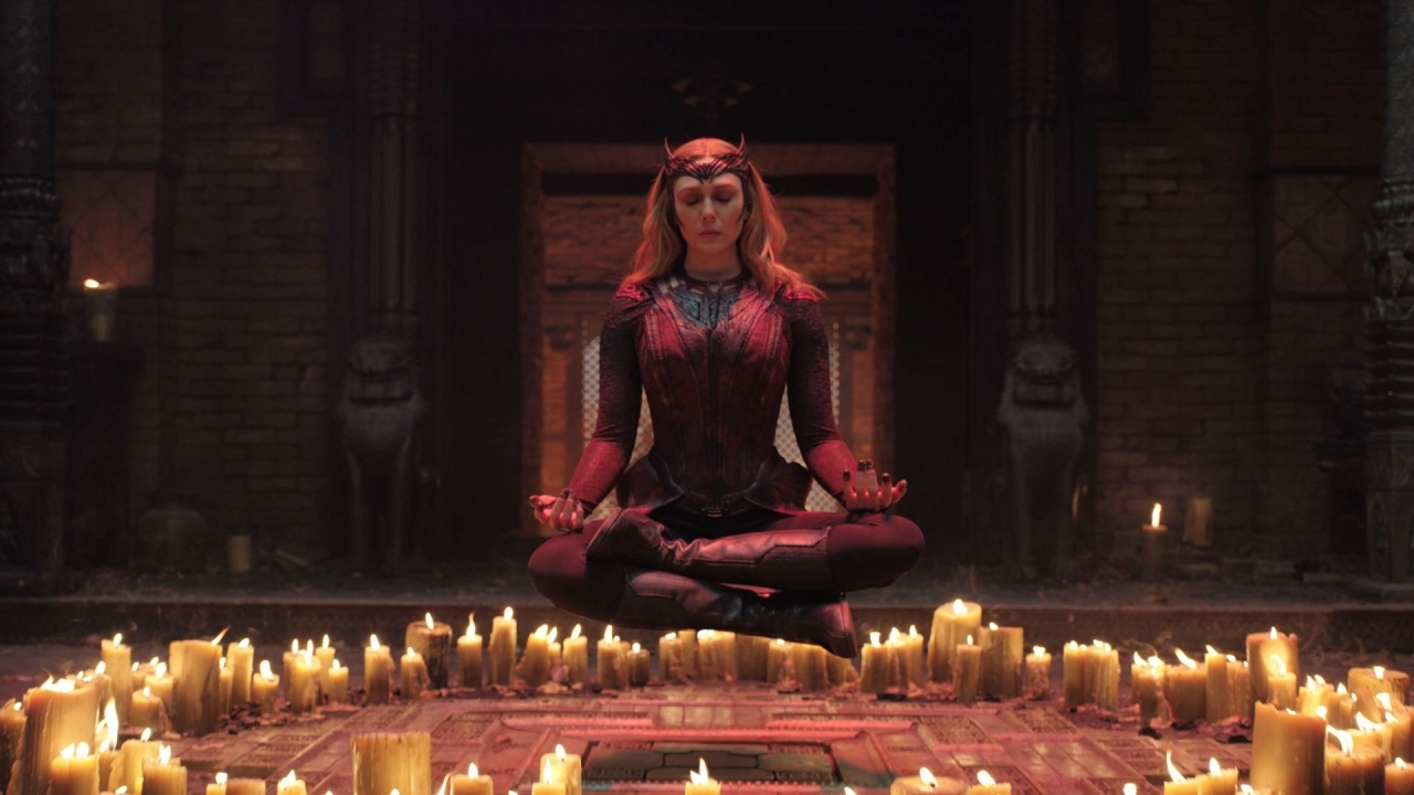 Elizabeth Olsen kijkt eindelijk naar Doctor Strange 2 in nieuwe video