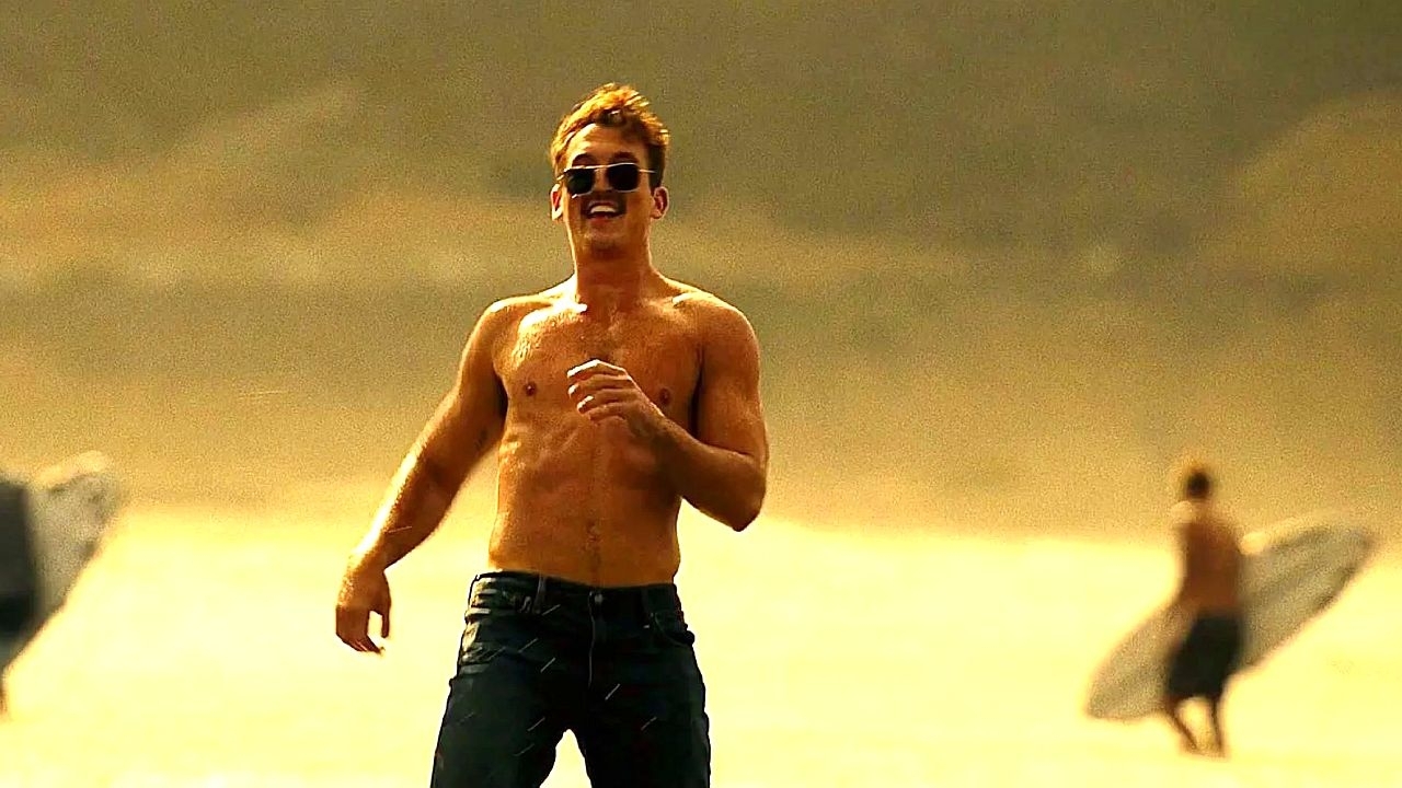 Zet Miles Teller een trend met zijn snor in 'Top Gun Maverick' en zijn matje in 'Spiderhead'?
