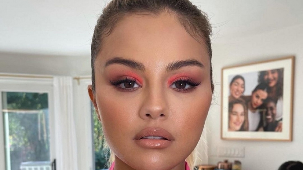 Mooie Selena Gomez in doorschijnende jurk met flink decolleté op Insta-foto's