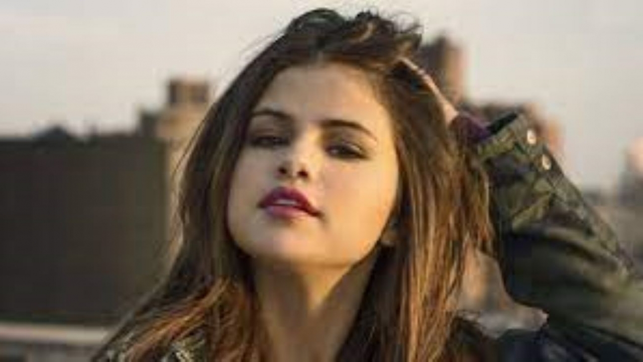 Zo ziet de prachtige Selena Gomez eruit zonder make-up en gehuld in slechts een handdoek