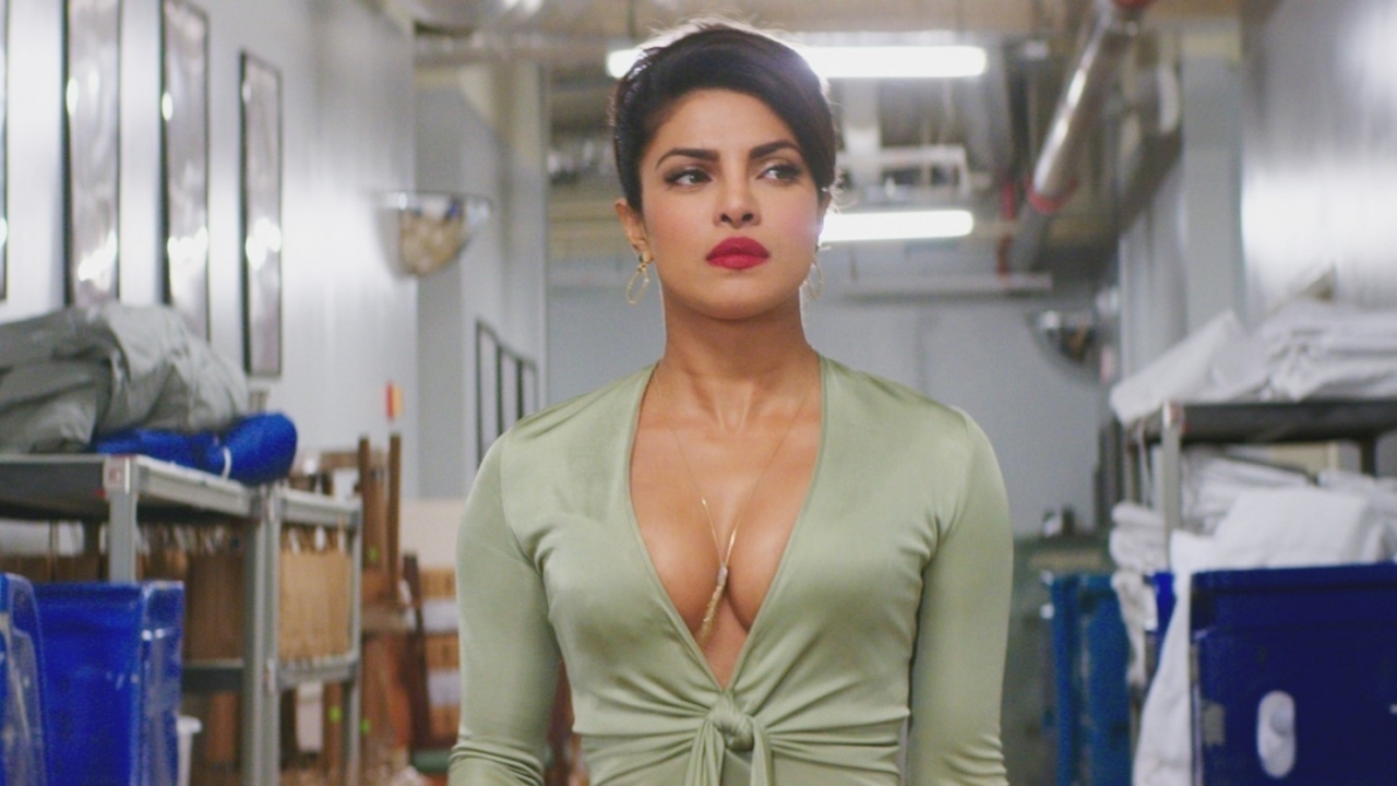 Priyanka Chopra geniet van zomerse dag aan het zwembad