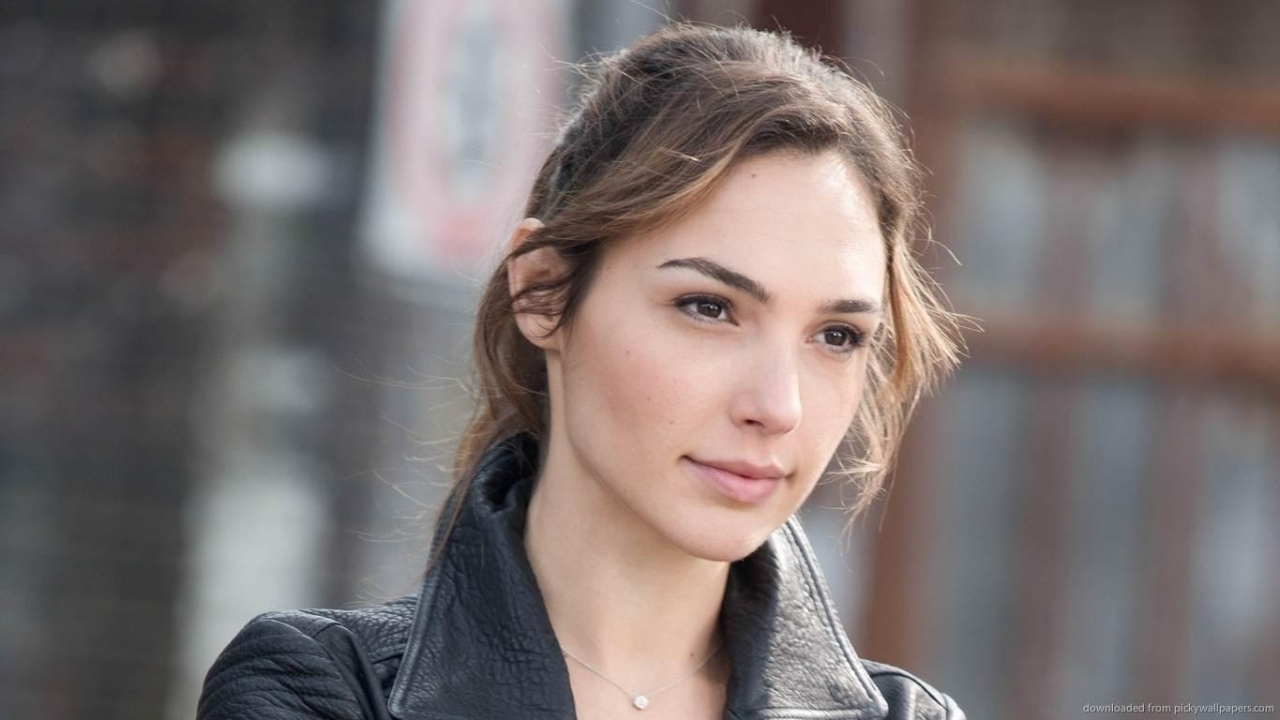Gal Gadot bijna uit de kleren op Insta-foto's