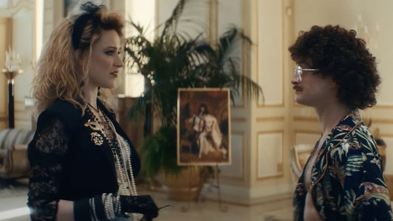 Daniel Radcliffe schittert in 'Weird Al Yankovic'-trailer