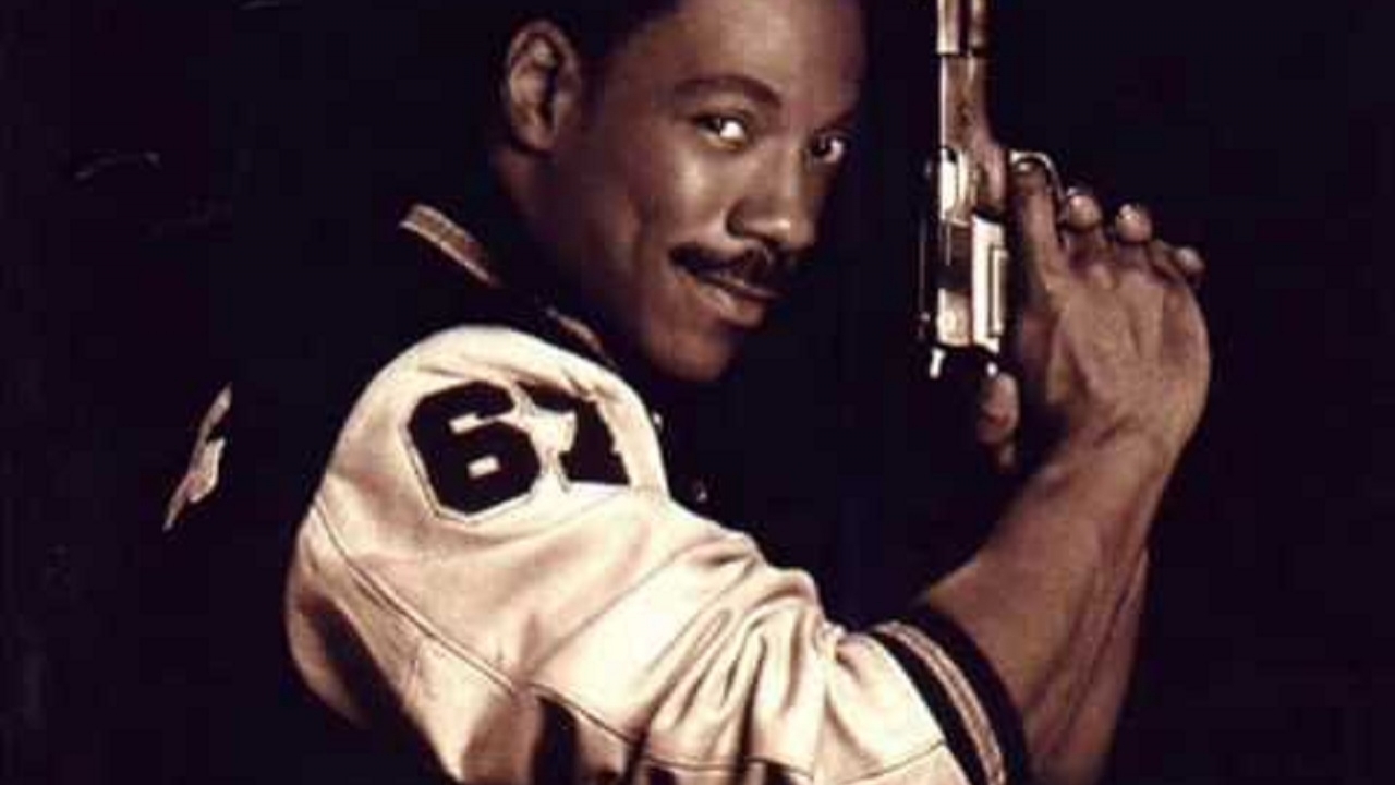 Eddie Murphy in kostuum en met gebroken arm op set 'Beverly Hills Cop: Axel Foley'