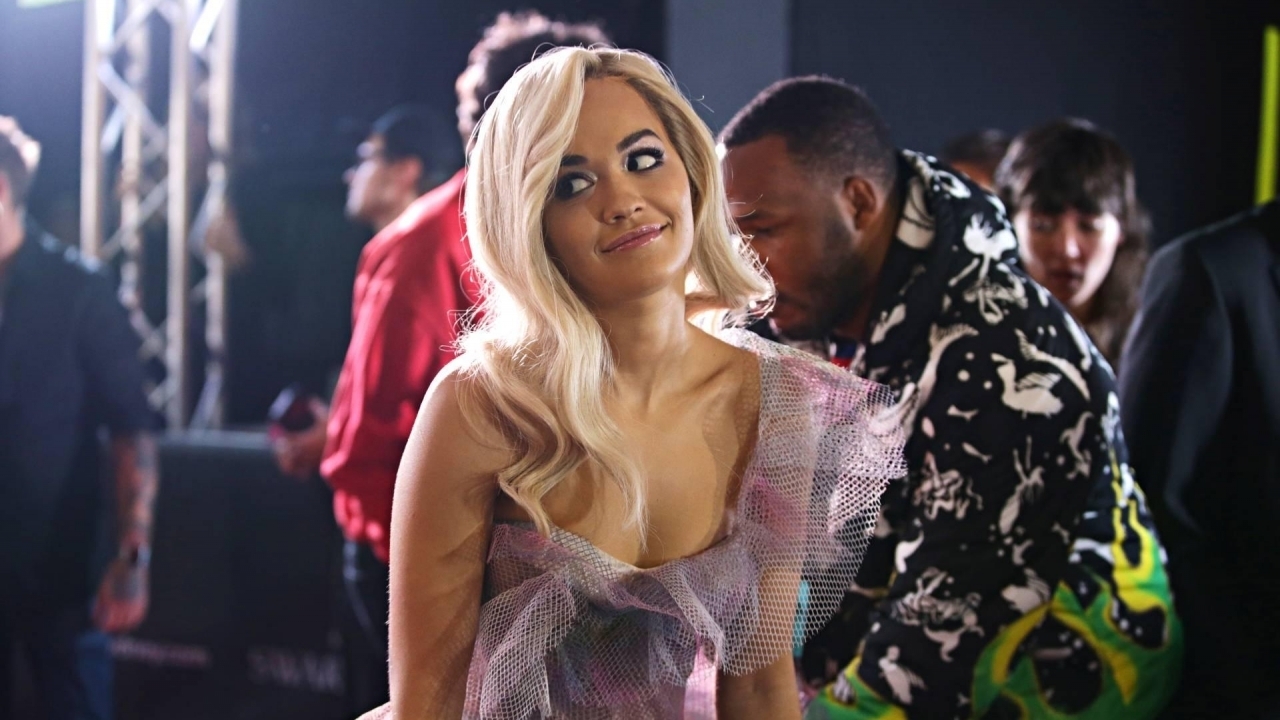 Rita Ora laat een sensationeel figuur zien bij haar optreden in Rio