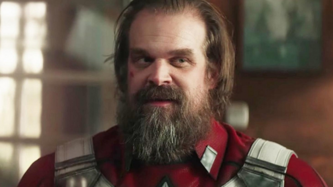 David Harbour als gewelddadige Kerstman op 'Violent Night'-poster