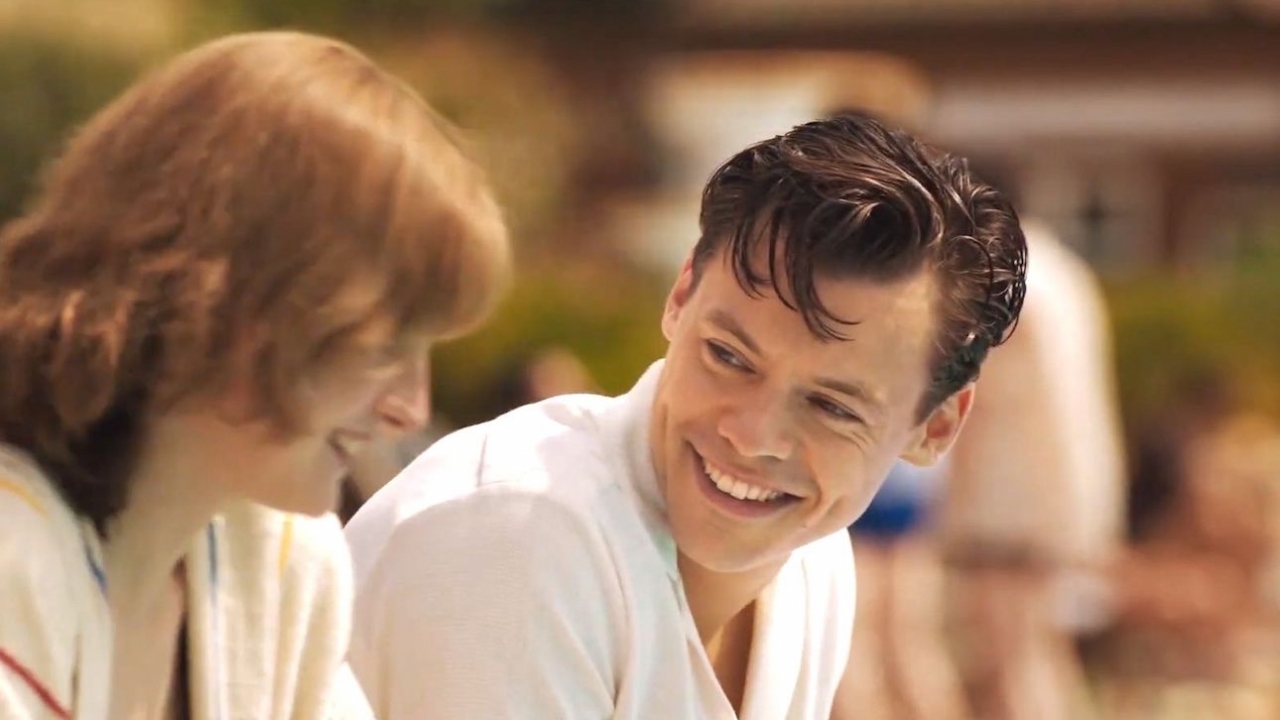 Harry Styles is zeer intiem met zijn knappe vriendin op straat