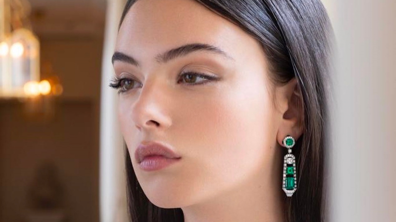 Dochter (18) van Monica Bellucci pronkt met juwelen in opvallende jurk