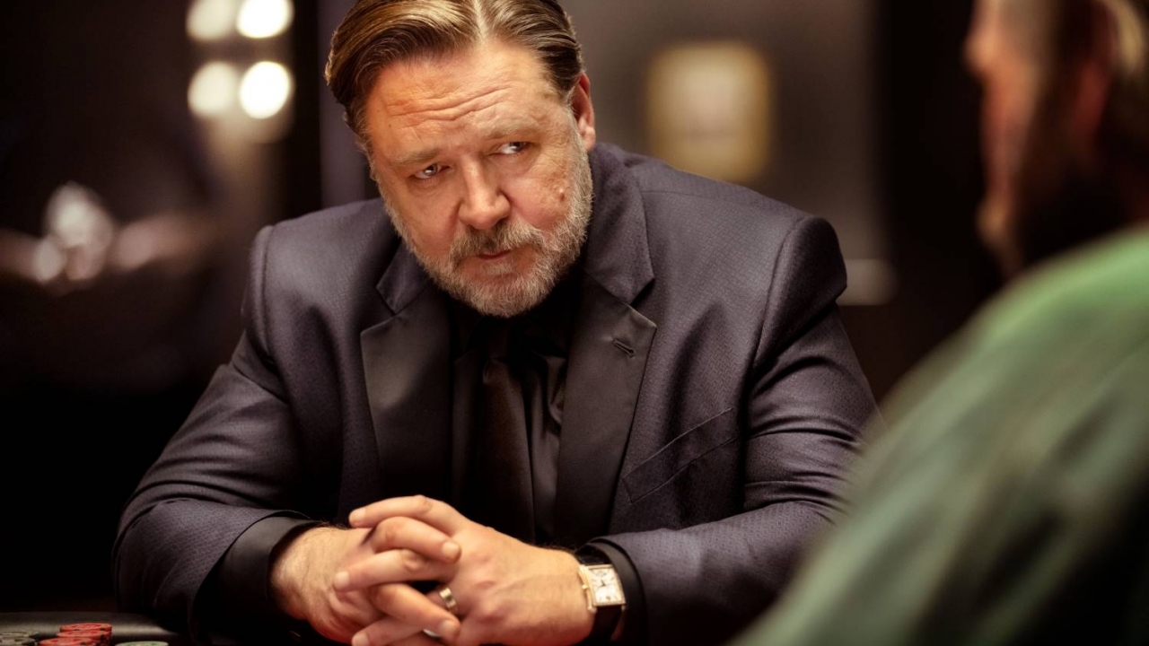 In 'Poker Face' straft Russell Crowe valsspelers genadeloos af