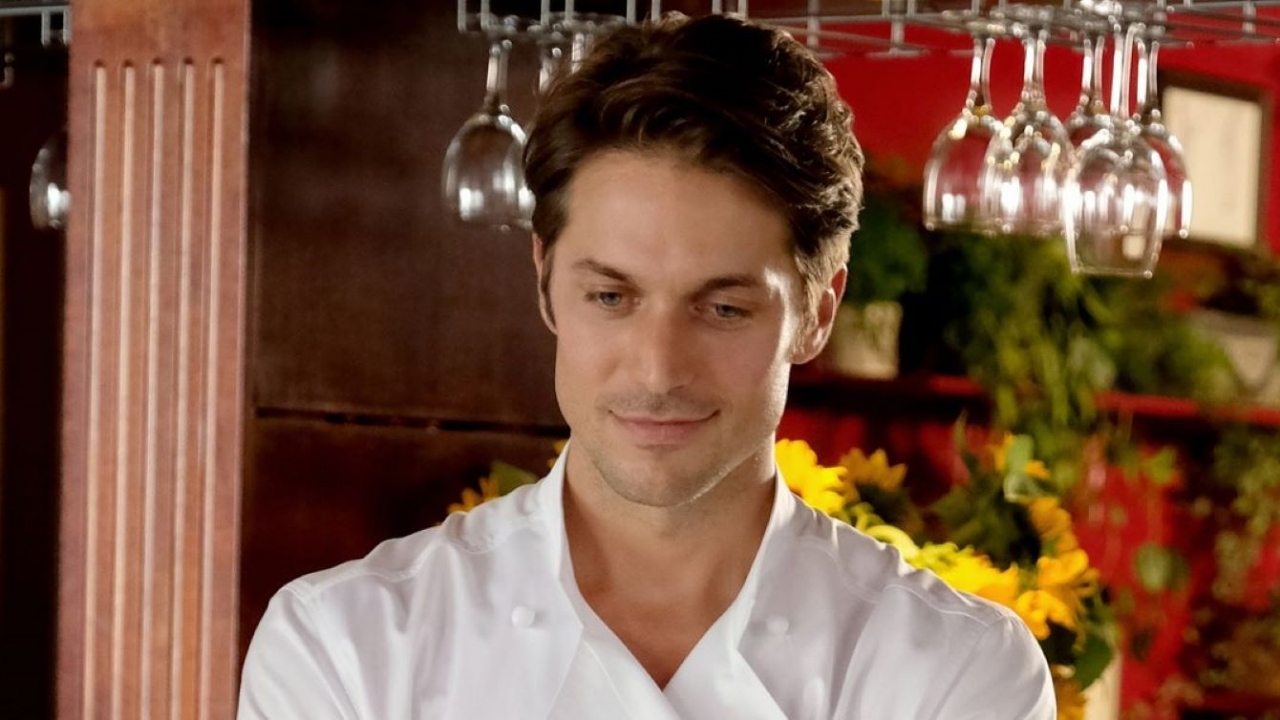 Knappe Franse acteur werd speciaal gecast in romcom vanwege 'zoete verleiding'
