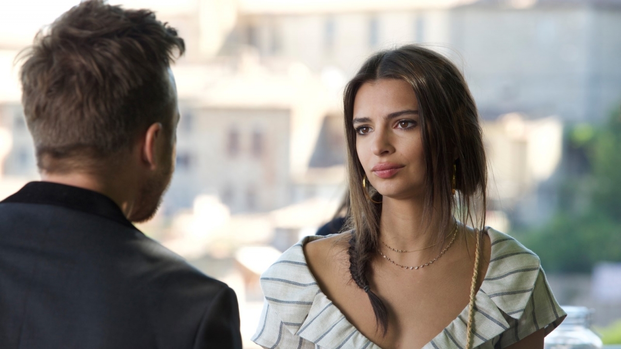 Emily Ratajkowski gaat om logische reden uit de kleren