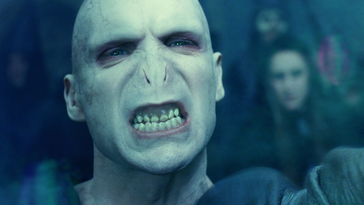 Ralph Fiennes neemt het op voor J.K. Rowling: "De haat tegen haar is walgelijk"