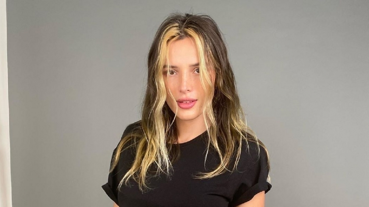 Uitdagende Bella Thorne enkel in tuinbroek op Insta-foto's