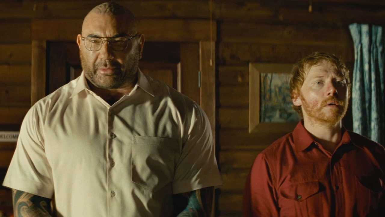 Poster 'Knock at the Cabin' van M. Night Shyamalan hint naar bloederige strijd
