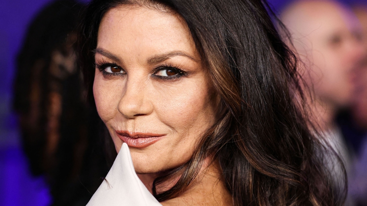 Catherine Zeta-Jones in jurk met superlaag decolleté op Insta-foto