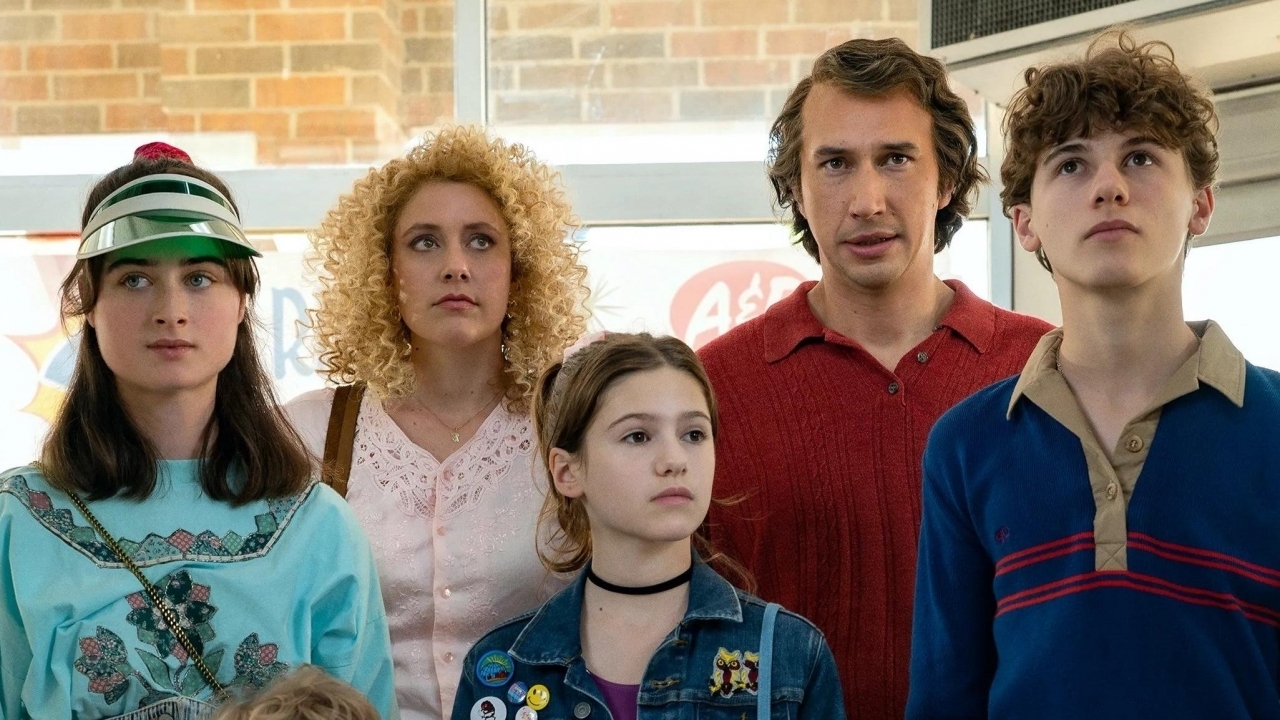 Recensie 'White Noise': "Komisch acteerwerk van Adam Driver en Greta Gerwig"