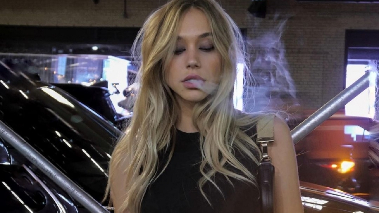 Blonde stoot Alexis Ren in doorschijnende bh op Insta-foto's