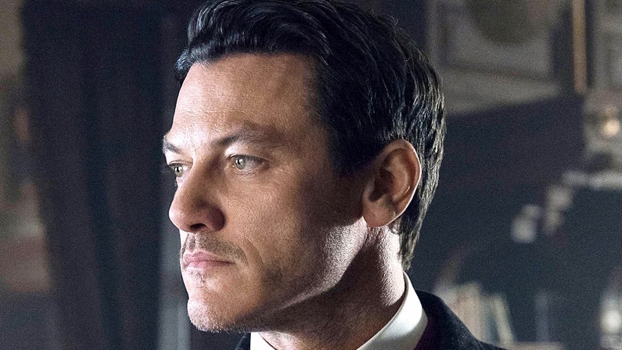 Luke Evans (Beauty and the Beast) beleeft spannend moment in badkamer