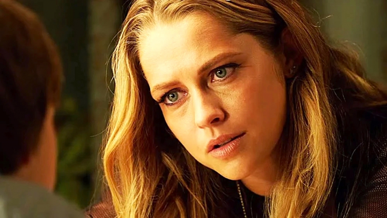 Actrice Teresa Palmer trekt raar rood pakje aan in badkamer op Insta-foto's