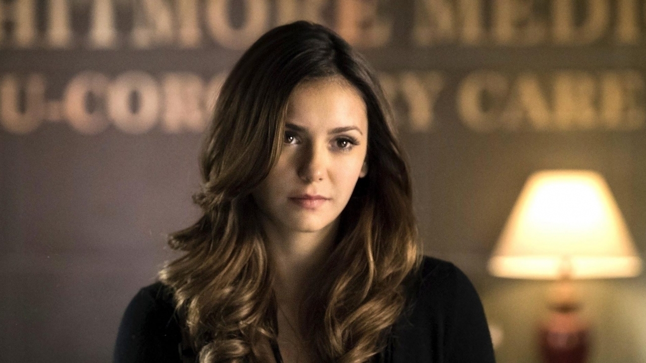 Boezem van Nina Dobrev knalt bijna uit haar strakke jurkje