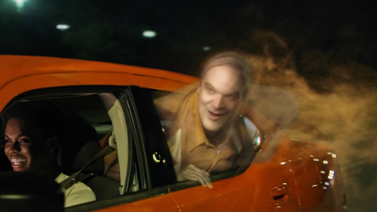 Netflix deelt eerste trailer 'We Have a Ghost' met rondspokende 'Stranger Things'-ster