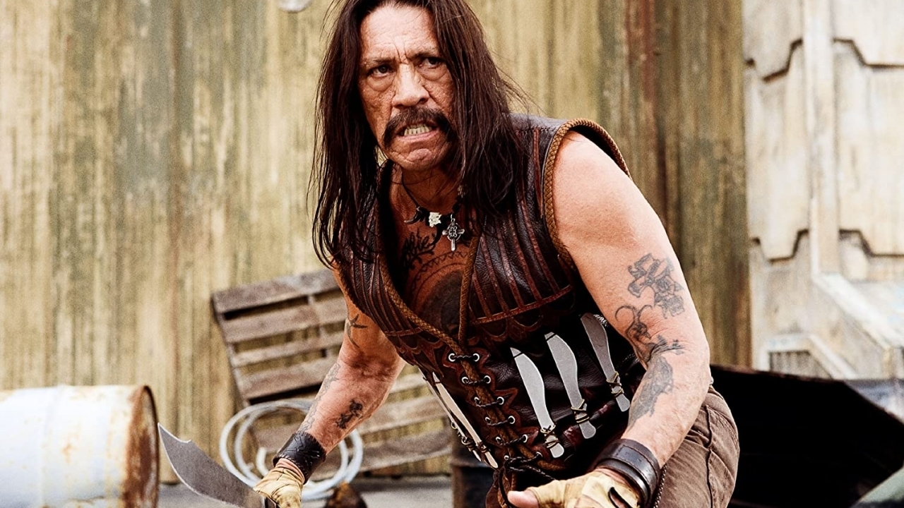 Danny Trejo stapt in nieuwe scifi-film in een tijdreismachine om zichzelf te ontmoeten