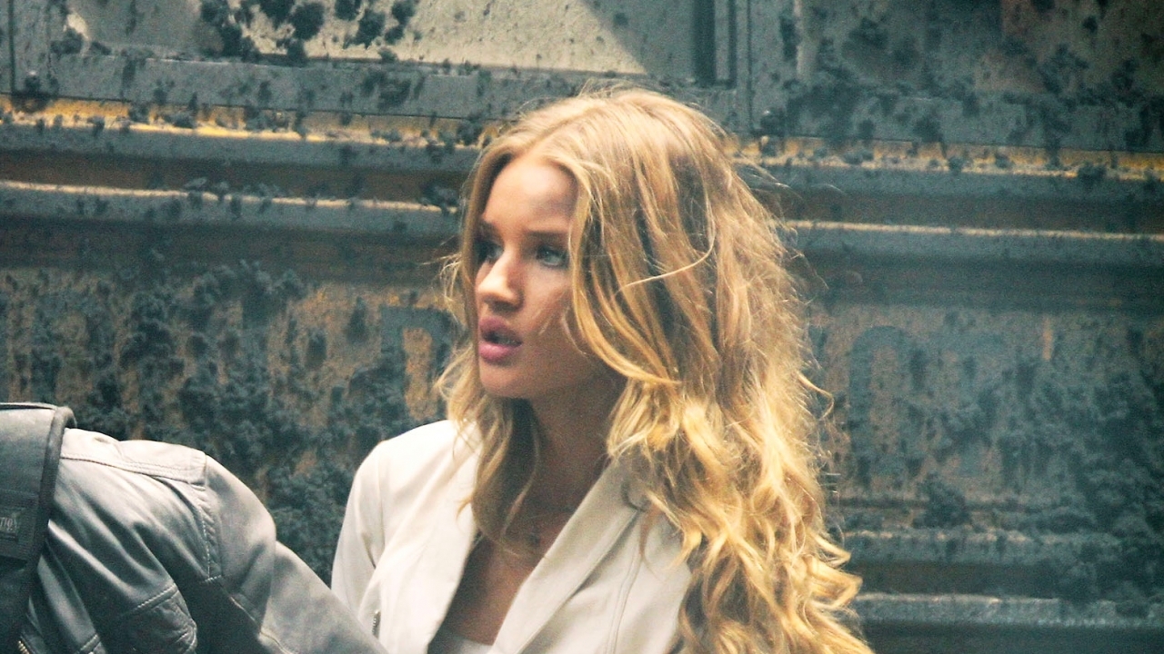 Blonde stoot Rosie Huntington-Whiteley gaat uit de kleren op Insta-foto's