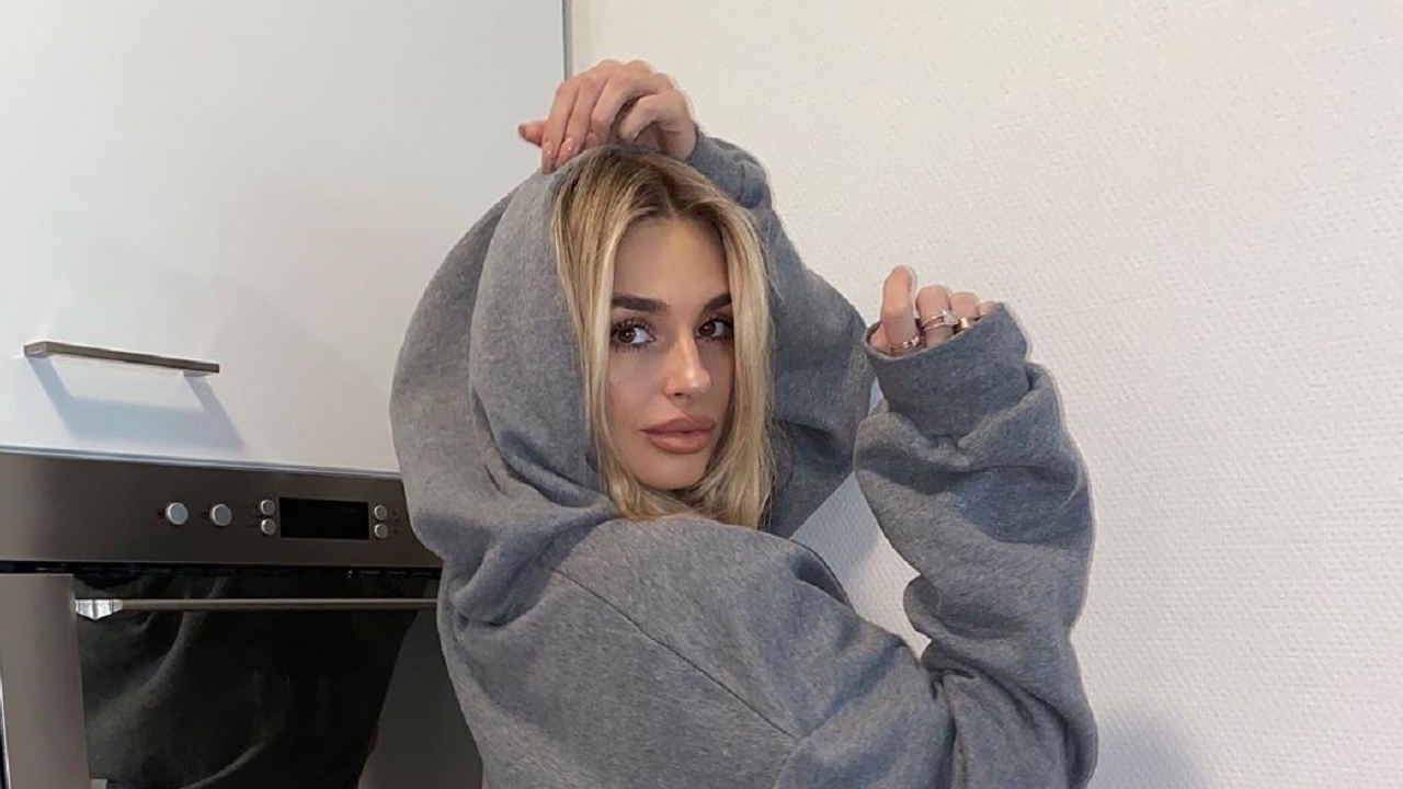 Boezem van Gaby Blaaser zichtbaar onder haar jasje op Insta-foto's