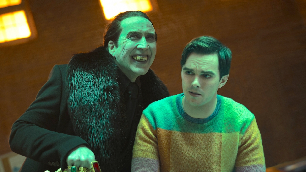Foto's van Nicolas Cage's Dracula in aankomende monsterfilm 'Renfield'