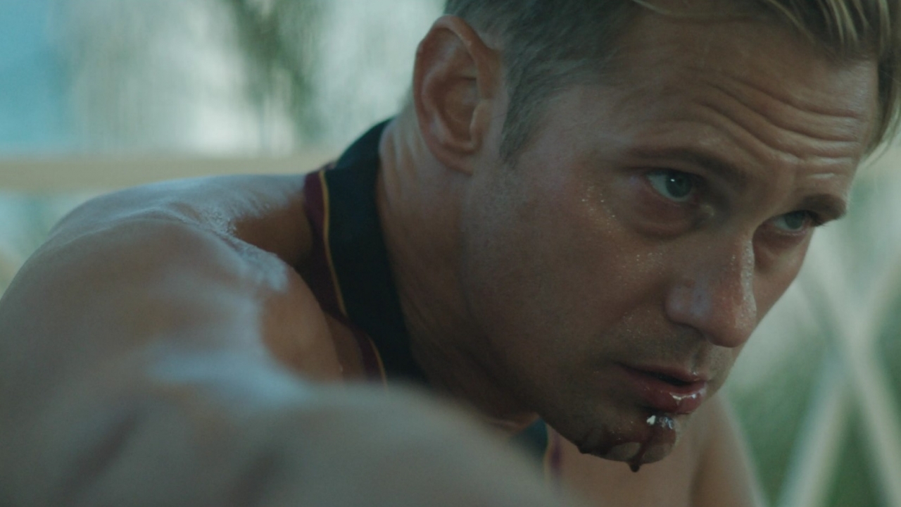 Alexander Skargard heeft zijn eigen hoofd uit 'Infinity Pool' gewoon thuis staan