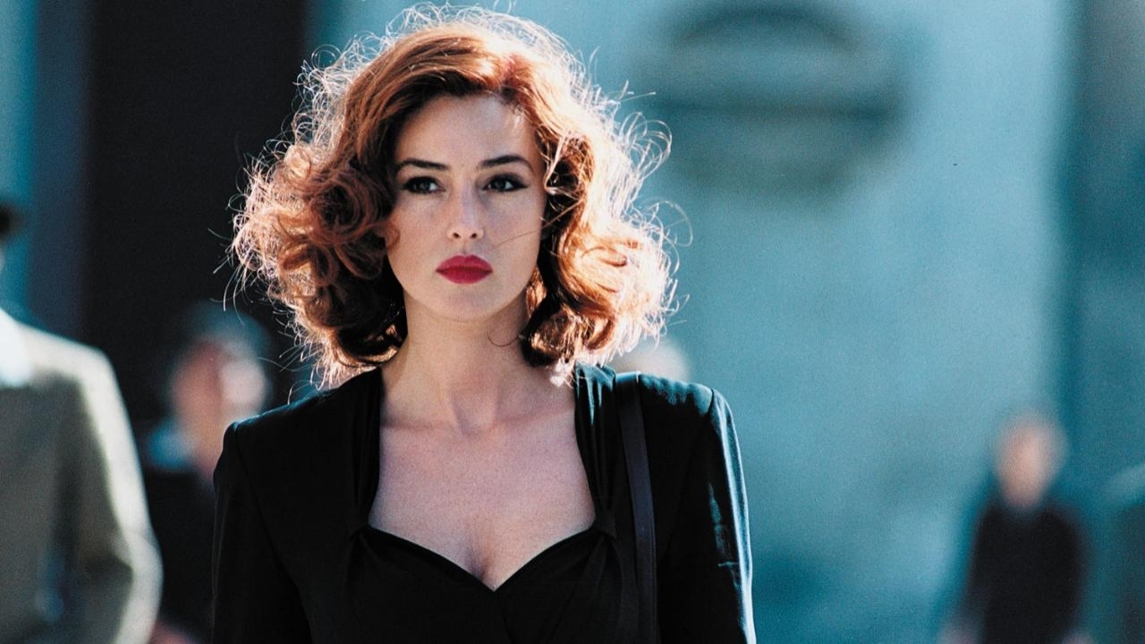 Monica Bellucci showt wulpse figuur op Insta-foto