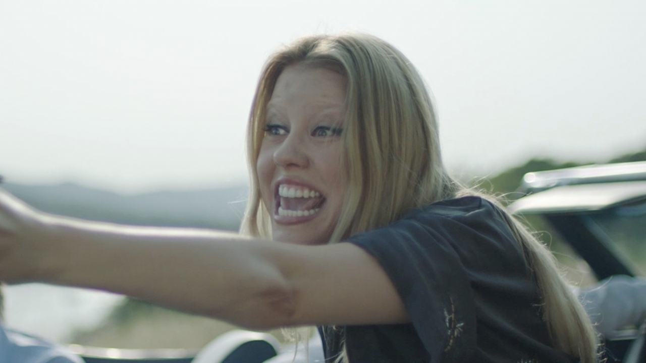 Nieuwe horrorfilm van Mia Goth 'Infinity Pool' zit vol orgies en drugstrips
