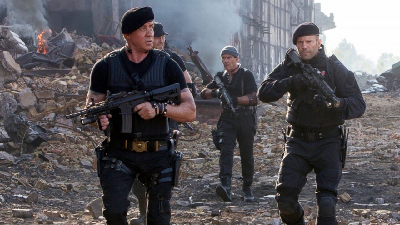 Jason Statham in actiemodus met ware "legend" op foto's uit 'The Expendables 4'