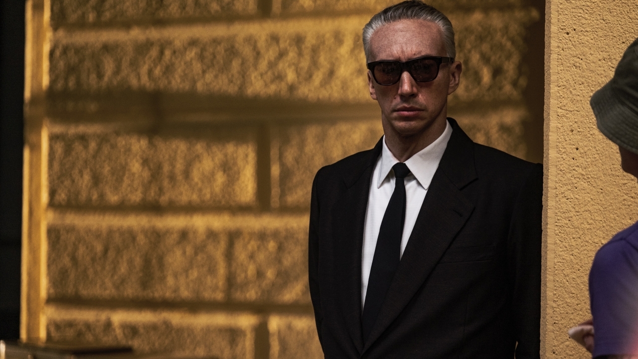 Dit is Adam Driver als Enzo Ferrari in de film 'Ferrari' van Michael Mann