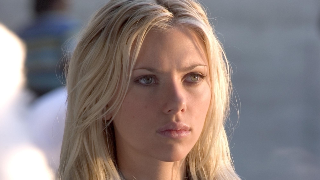 Scarlett Johansson in rood jurkje: de droomvrouw van vele mannen