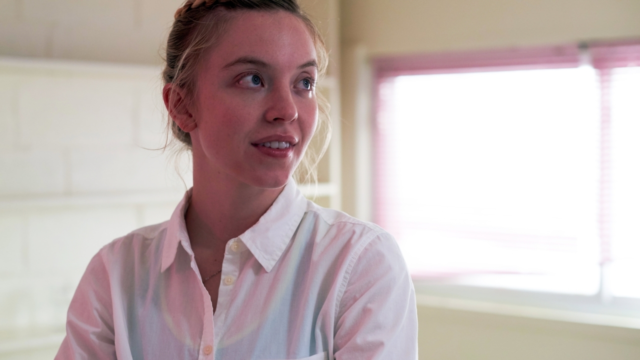 Sydney Sweeney knalt bijna uit haar badpak met lage voorkant