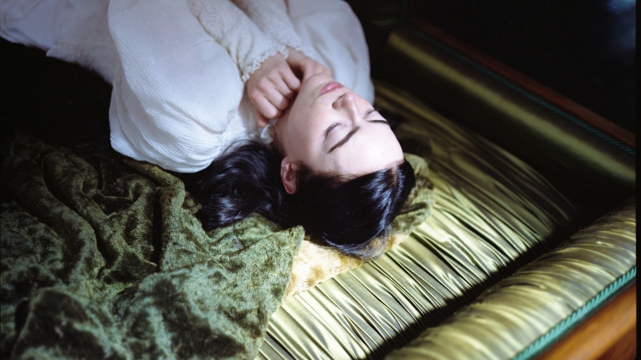 Nieuwe beelden 'Poor Things': Emma Stone gaat behoorlijk ver in deze surrealistische fantasyfilm