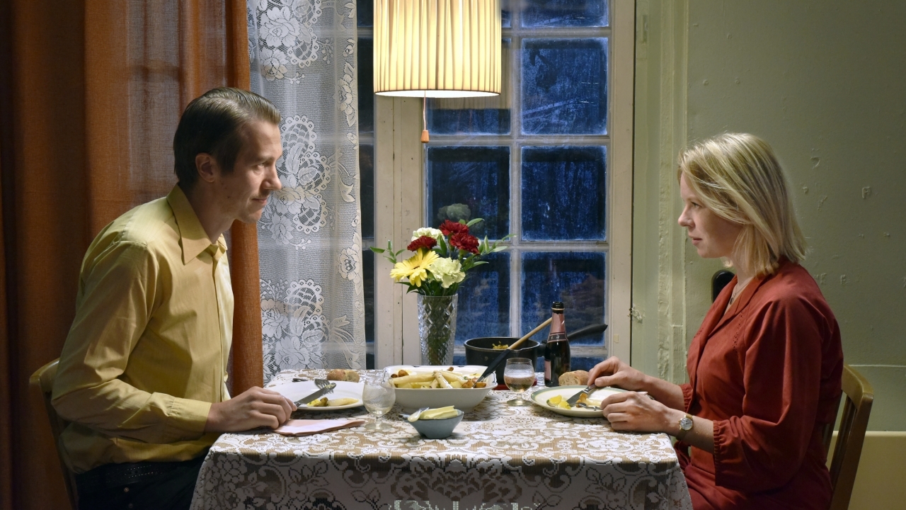 Fantastische ultra-ongemakkelijke romcom 'Fallen Leaves' komt naar de bioscopen