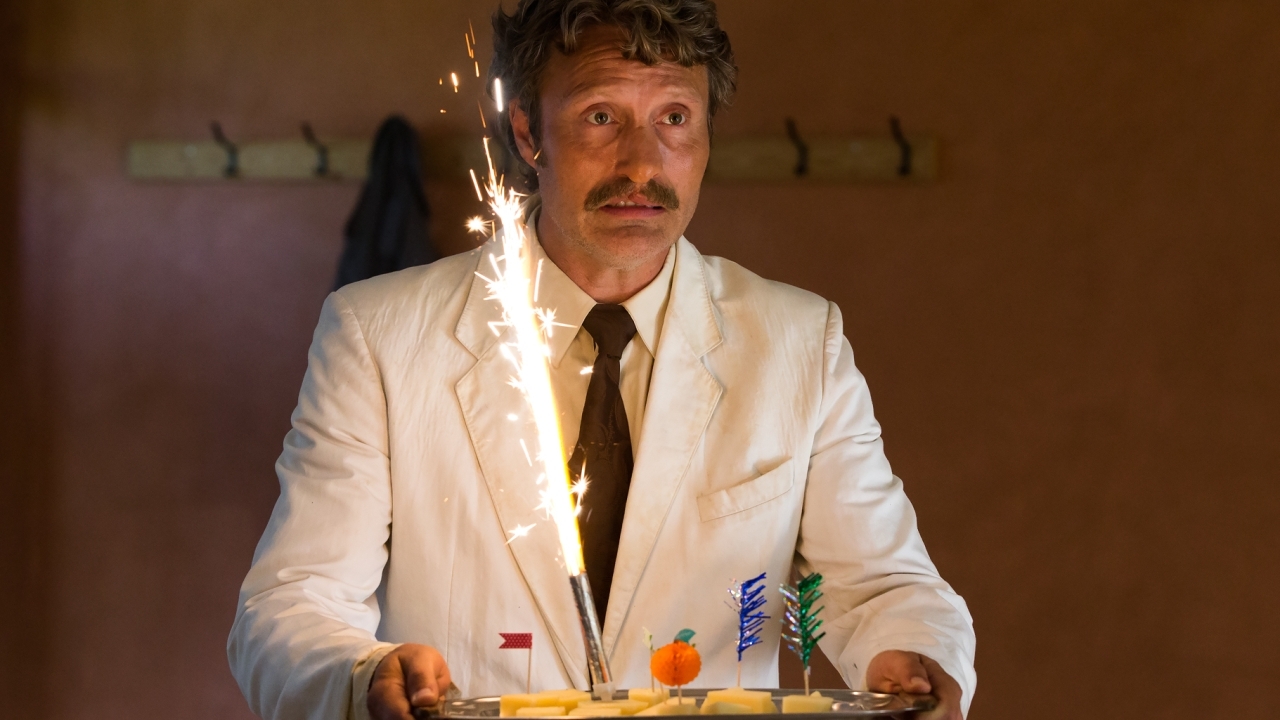 In zo'n knettergekke rol als deze heb je Mads Mikkelsen nog niet eerder gezien