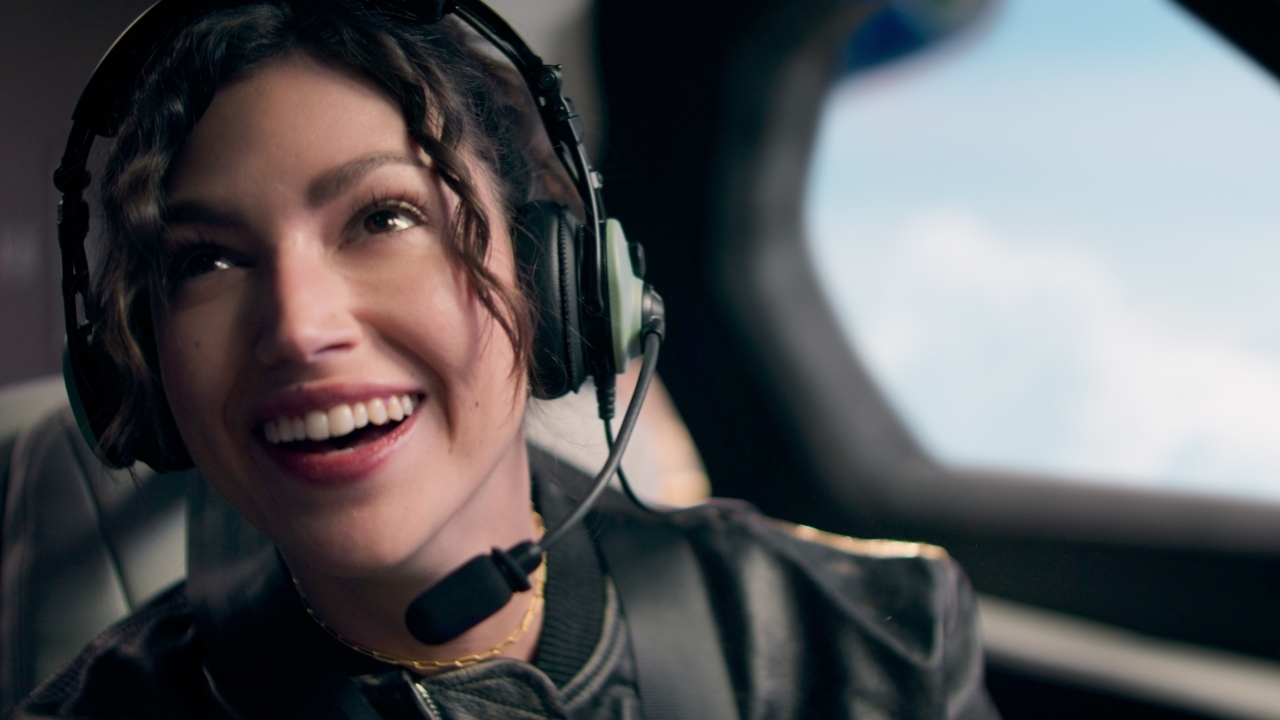 Sprankelende Úrsula Corberó is adembenemend, zowel op als buiten de filmset van 'Lift'