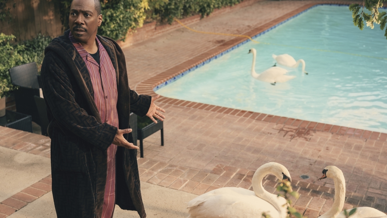 De blonde verloofde van Eddie Murphy valt erg op: Het supermodel is bijna 20 jaar jonger