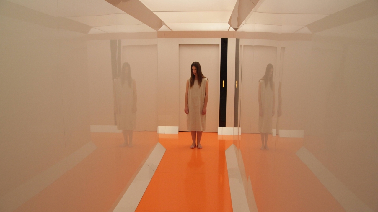 Trippy, hallucinerende horrorfilm gaat je 100% in de war brengen: 'Beyond the Black Rainbow'