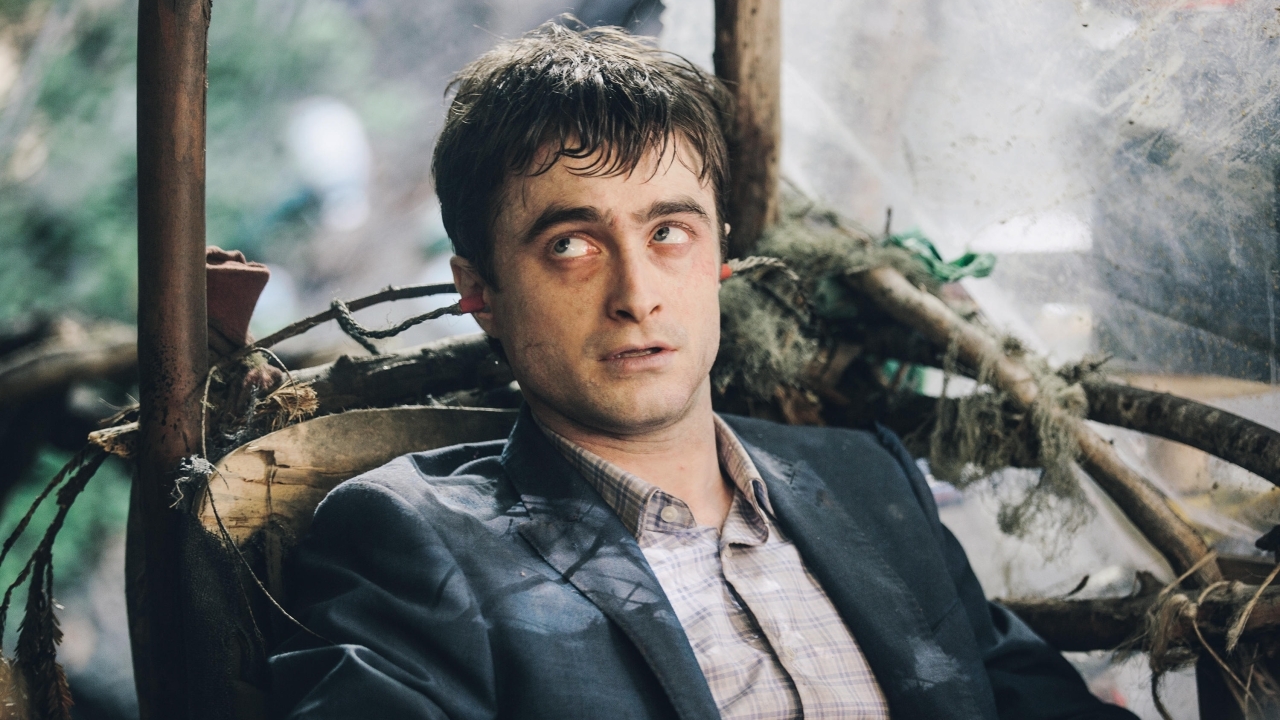 Daniel Radcliffe bewees met deze absurde film dat er veel meer in hem zat dan alleen "het jochie van Harry Potter"