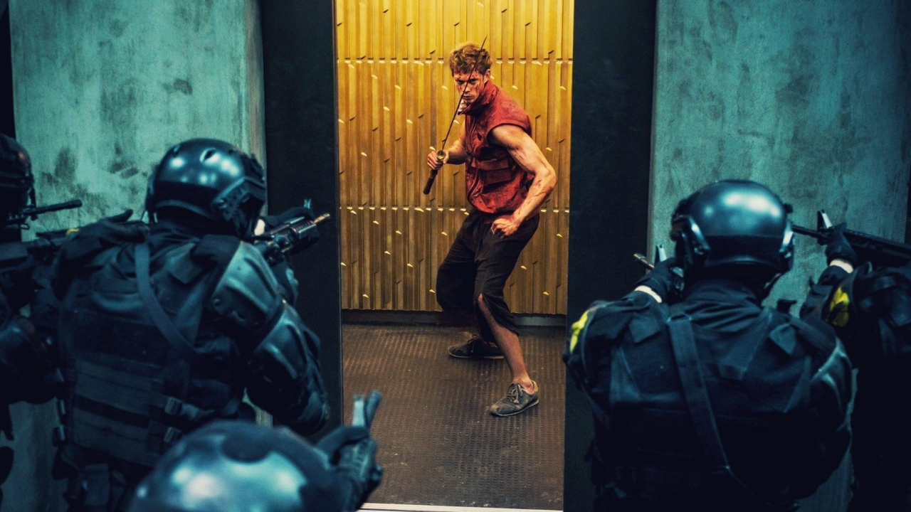 Heerlijke over-de-top actiefilm met Bill Skarsgård ('It') krijgt keiharde trailer