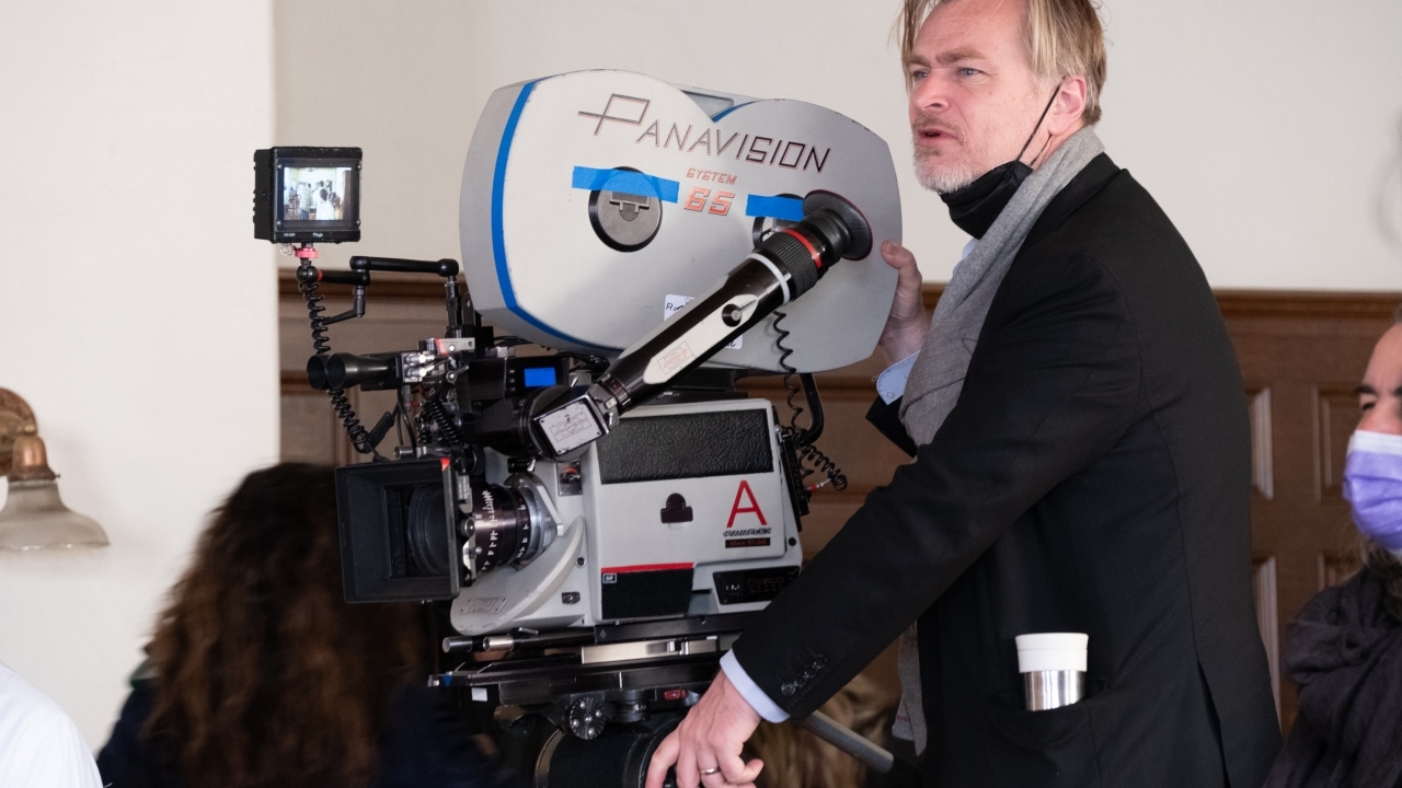 Waarom de vrouw van Christopher Nolan de award ophaalde met hem en het woord nam