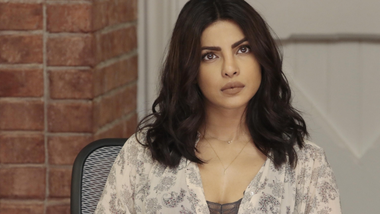 Priyanka Chopra baalt van onrealistische ideeën en toont eindelijk selfie zonder make-up