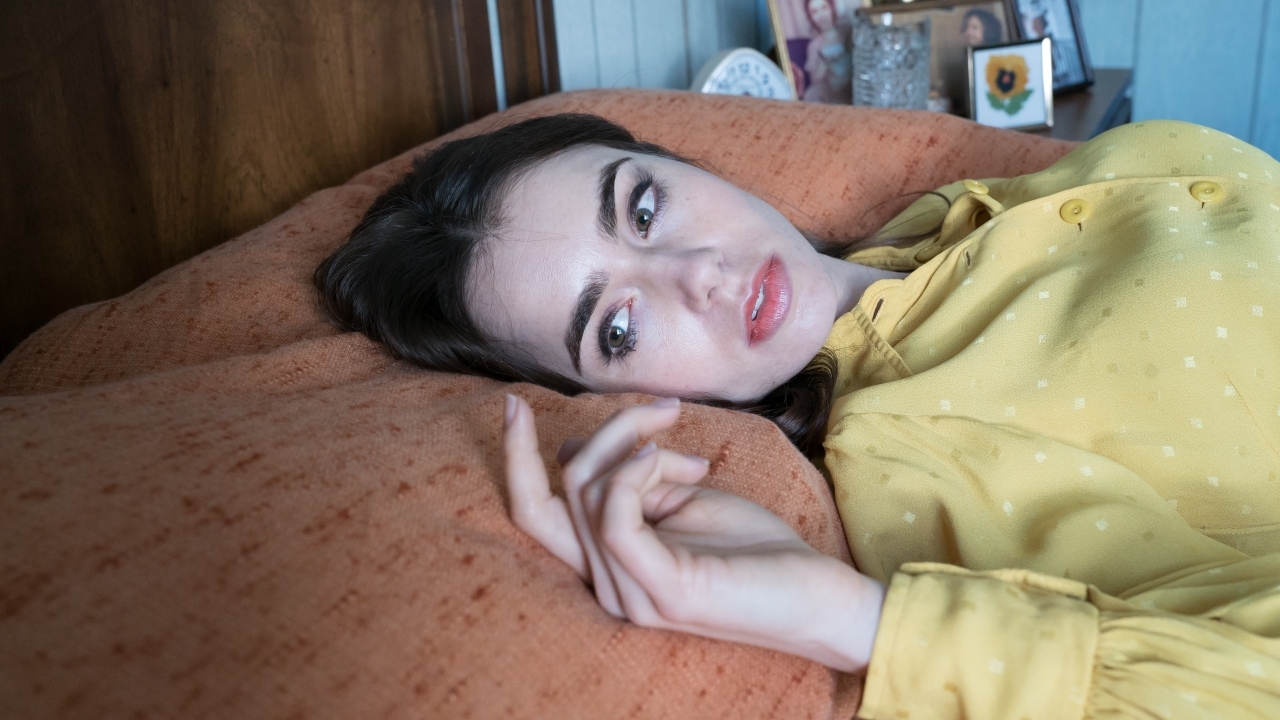Lily Collins over haar problematische jeugd met beroemde en verslaafde vader Phil Collins
