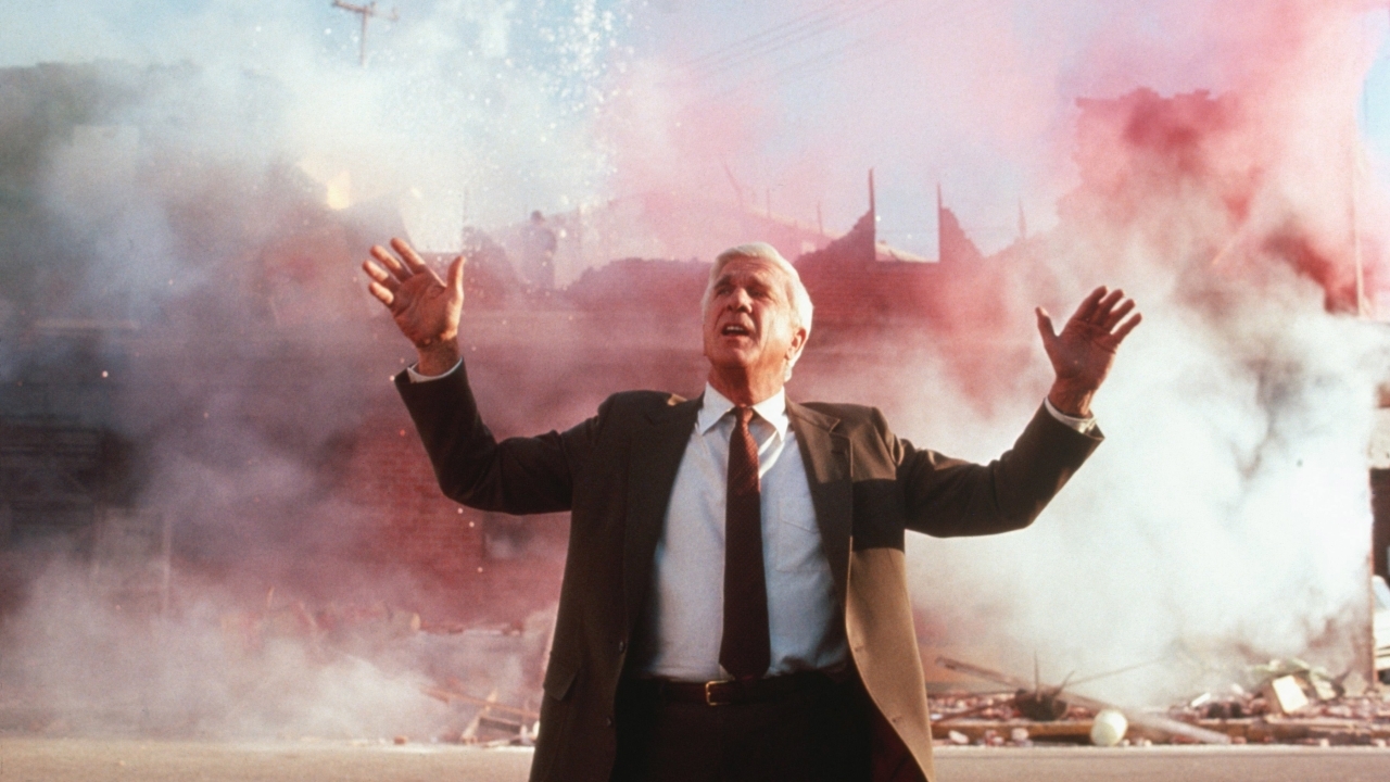 Knettergekke 80s-komedie met icoon Leslie Nielsen verdient een prominente plek op je watchlist