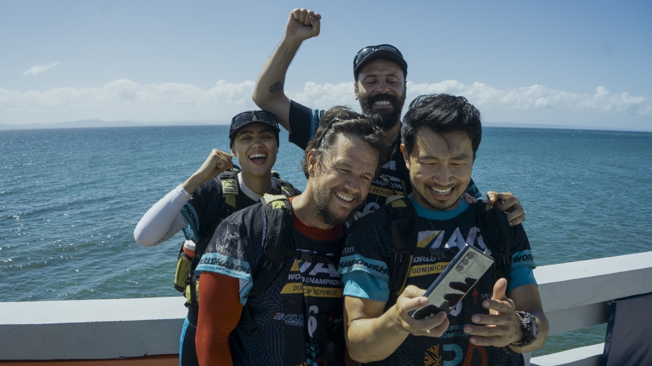 Mark Wahlberg weigert operatie na het scheuren van zijn meniscus op filmset en werkt door