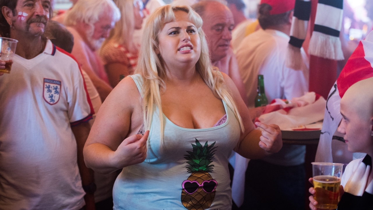Rebel Wilson haalt keihard uit naar haar eigen film 'The Brothers Grimsby'